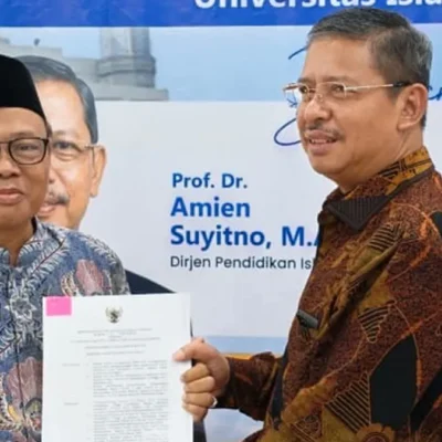 Momen bersejarah penyerahan dokumen KMA 531 dari Dirjen Pendis Kemenag kepada Dr. H. M. Tata Taufik di Bogor.