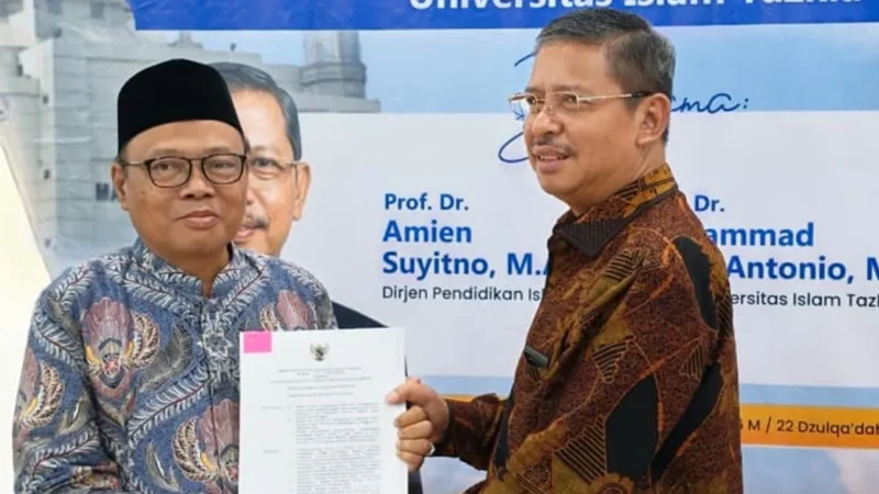Momen bersejarah penyerahan dokumen KMA 531 dari Dirjen Pendis Kemenag kepada Dr. H. M. Tata Taufik di Bogor.