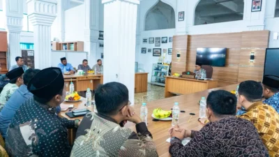 Suasana Rektor IAI Al-Ikhlash memaparkan gagasan Komunikasi Pendidikan Islam dalam Rapat Sosialisasi Visi dan Misi